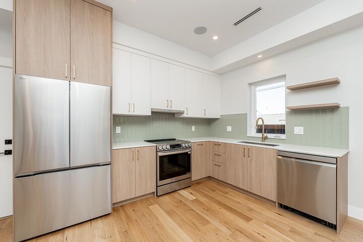 Property Photo: 678 E 22nd Avenue 2 BC V5V 1V4