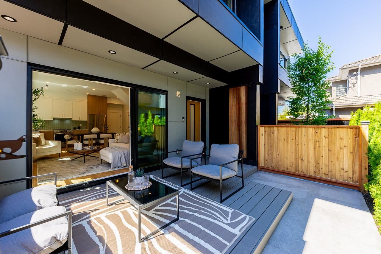 Property Photo: 678 E 22nd Avenue 1 BC V5V 1V4