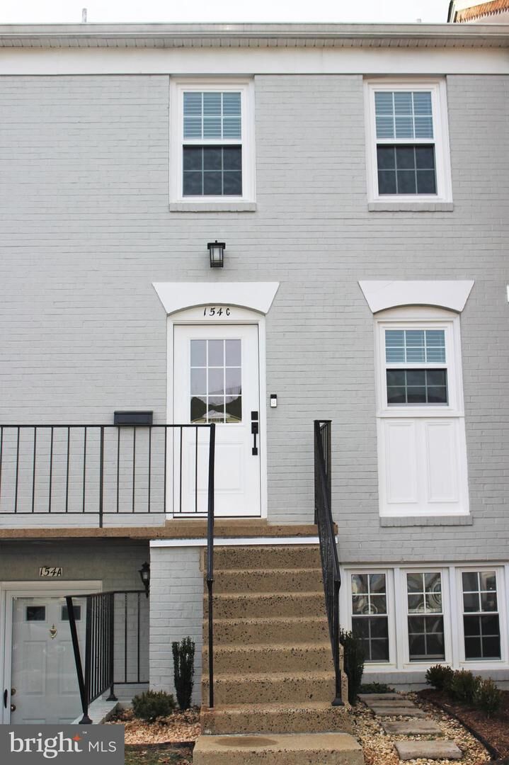Property Photo: 154 Fairfield Drive C VA 20186