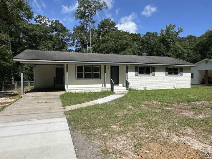 Property Photo: 1021 Greenwood Dr GA 31069-0000
