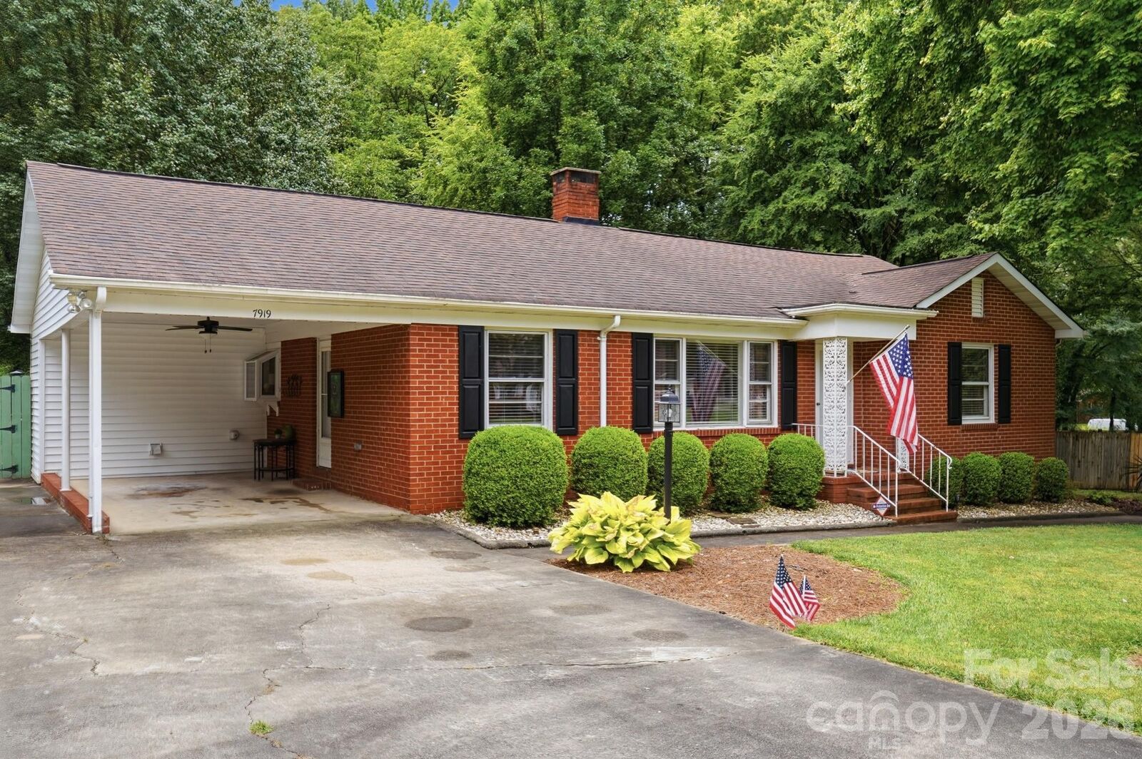 Property Photo:  7919 Linda Lake Drive  NC 28215 