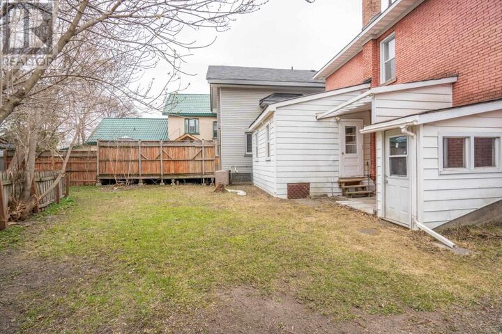 Property Photo:  928 Queen St  ON P6A 2B9 