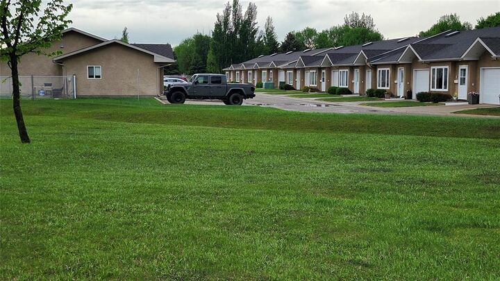 Property Photo:  30 Parkdale Drive  MB R7B 3C9 