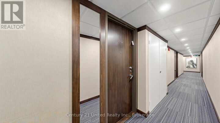 Property Photo:  19 Dundonald Street 202  ON M4Y 1K3 