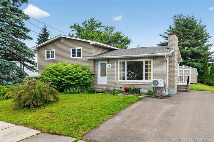 25 Lasalle Crescent — photo 1