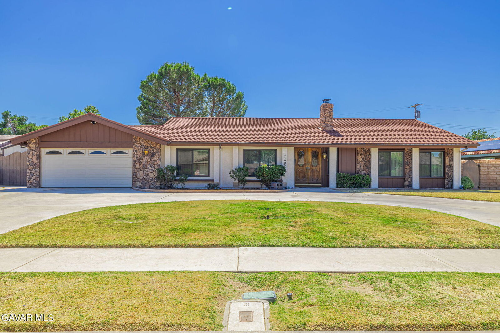 Property Photo: 44625 Loneoak Avenue CA 93534