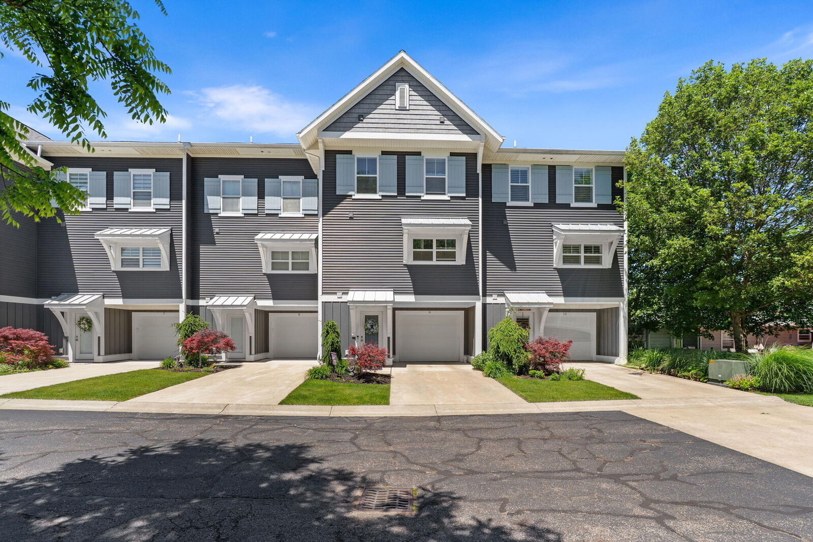 Property Photo:  160 Keewatin Way  MI 49406 