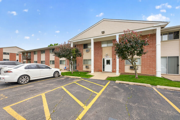 Property Photo: 703 Fullerton Avenue 207 IL 60139