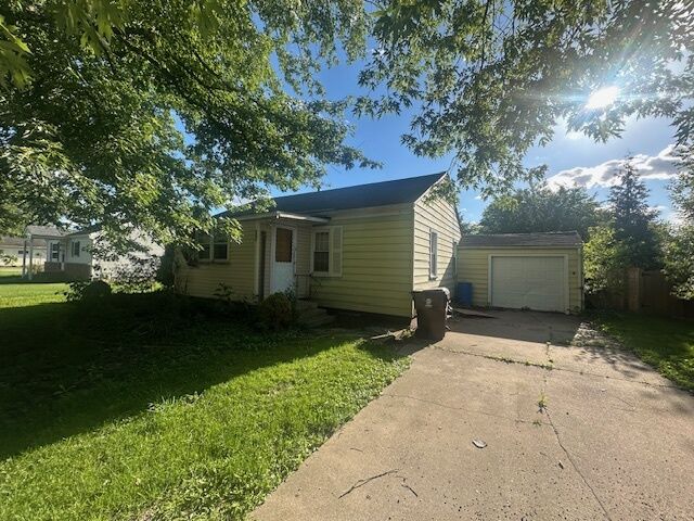 Property Photo:  307 S Peck Street  IL 60424 