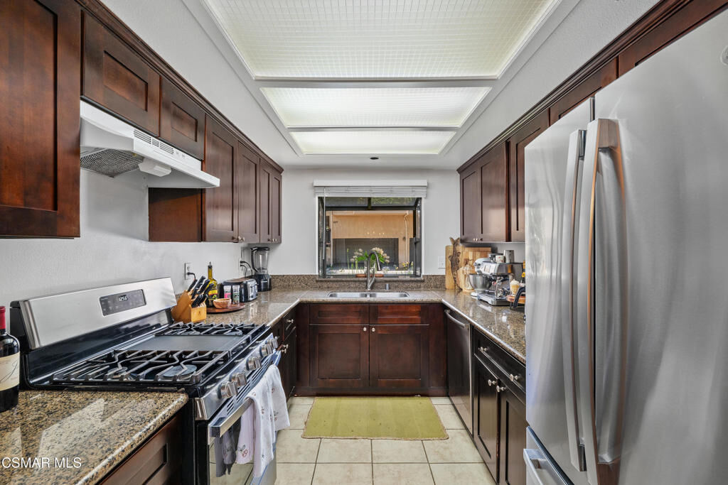 Property Photo:  881 Warwick Avenue  CA 91360 