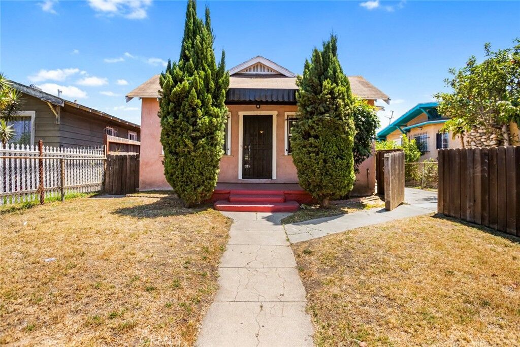 Property Photo:  924 W 76th  CA 90044 