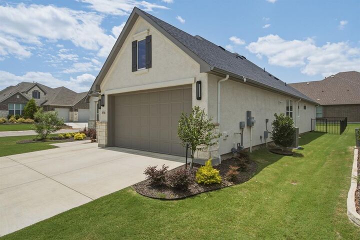 Property Photo:  8516 Ebony Way  TX 76207 