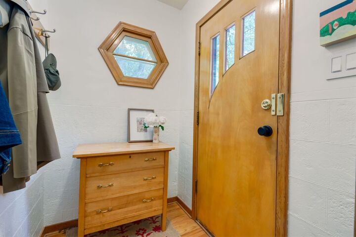 Property Photo:  604 10 Avenue NE  AB T2E 0X8 