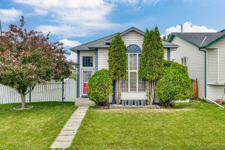 119 Applemont Close SE — photo 1