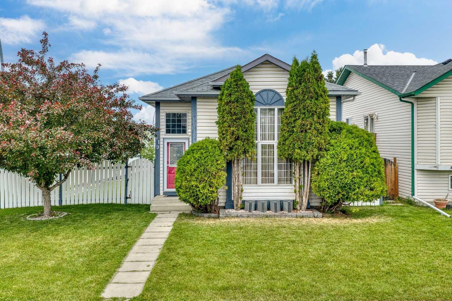 Property Photo:  119 Applemont Close SE  AB T2A 7S3 