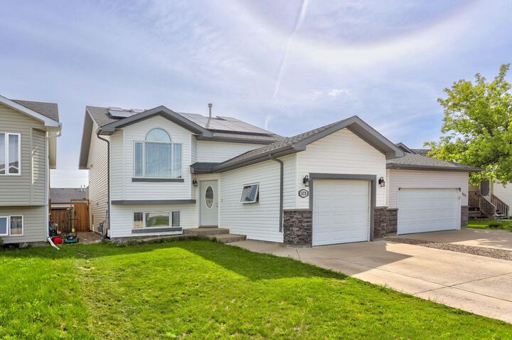 Property Photo:  571 Blackfoot Manor W  AB T1K 7W4 