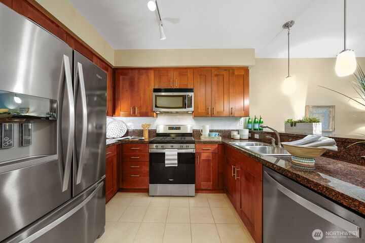 Property Photo:  51  Pine Street 202  WA 98020 