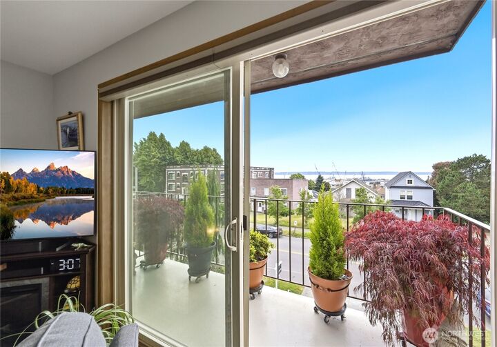 Property Photo:  2619  Rucker Avenue 6  WA 98201 