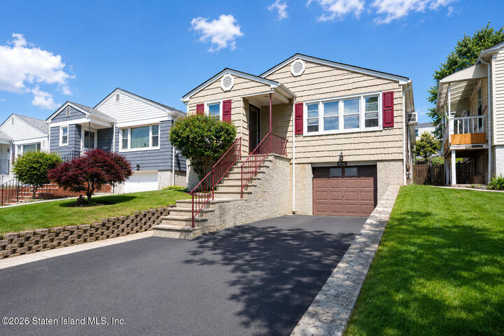 Property Photo:  1011 Manor Road  NY 10314 