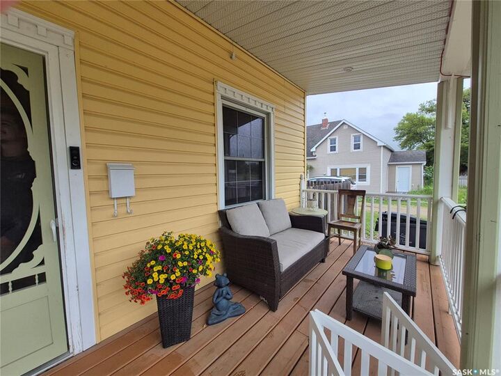 Property Photo: 476 9th Avenue NE SK S9H 2R4