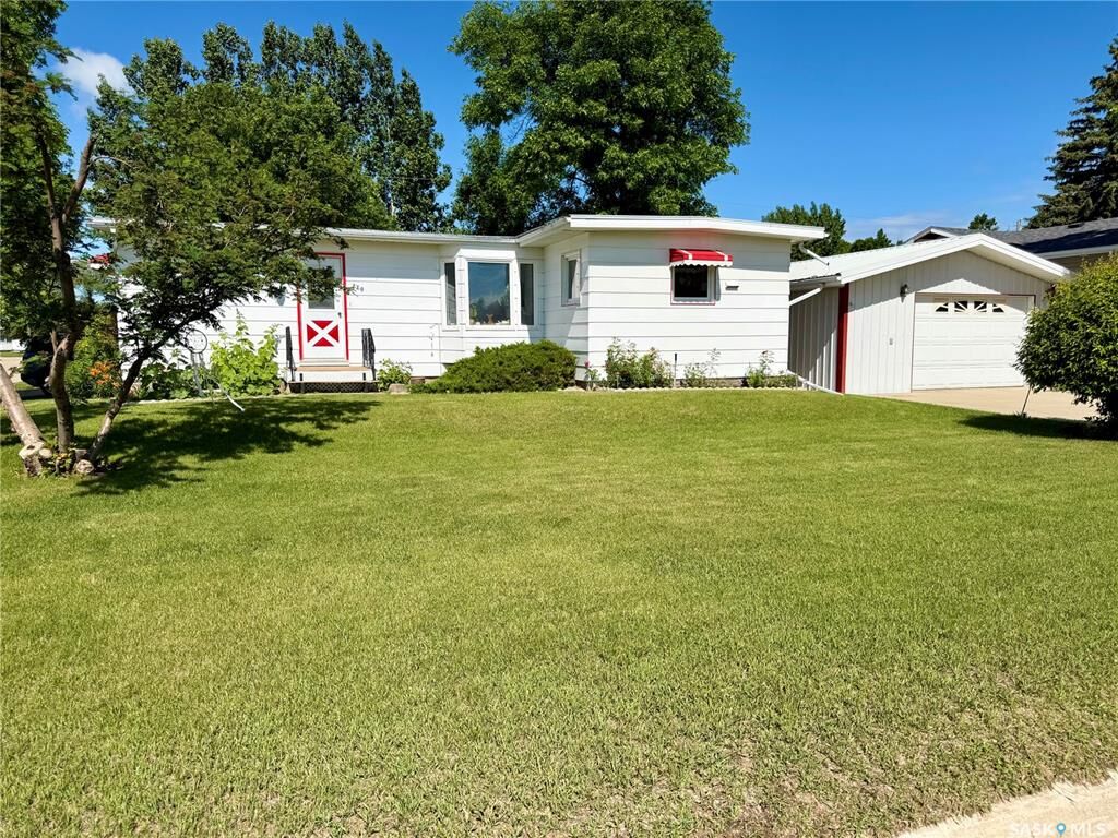 Property Photo:  220 2nd Street W  SK S0C 0S0 