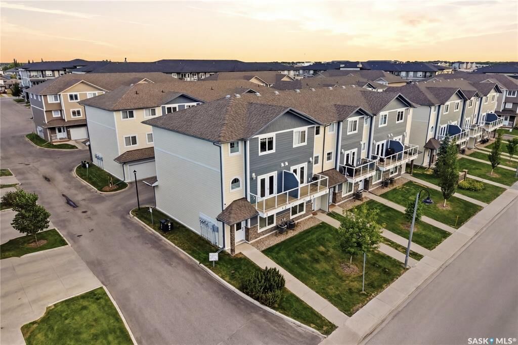 Property Photo:  212 Willis Crescent 220  SK S7T 0R6 
