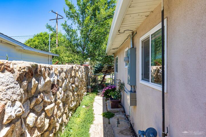 Property Photo:  825 Aspen Drive  CA 93561 