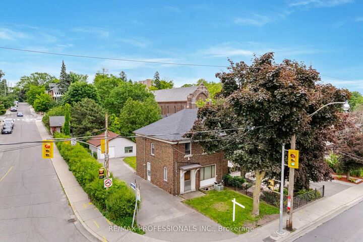 Photo de la propriété:  111 Keele Street  ON M6P 2J8 
