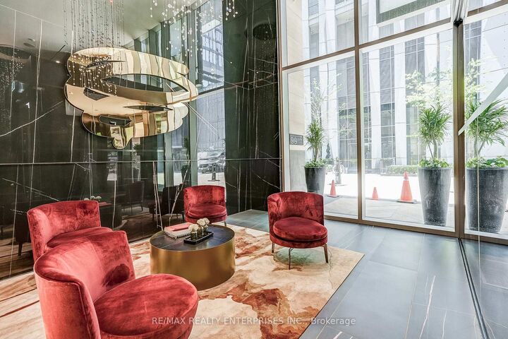 Property Photo:  11 Yorkville Avenue 2409  ON M4W 0B7 