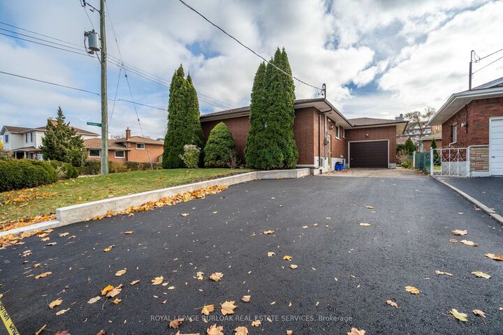 Property Photo:  4 Starlight Court Upper  ON L8K 4C8 