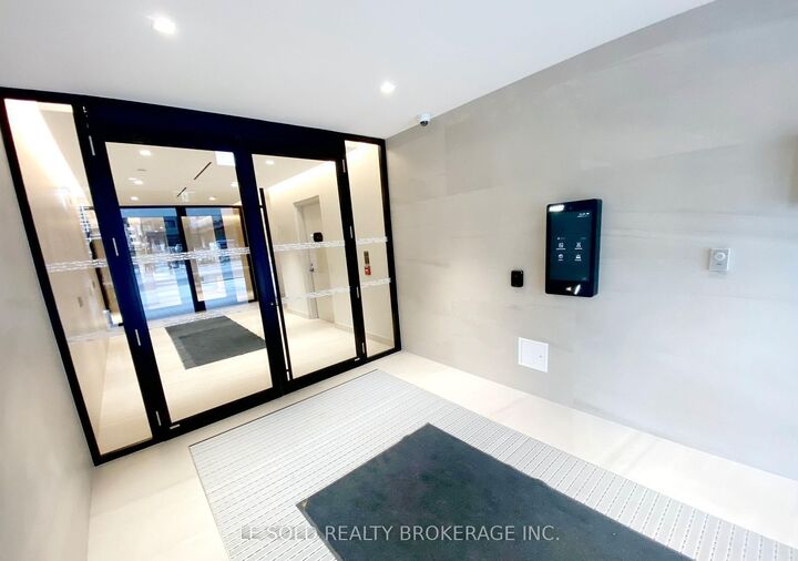 Property Photo:  127 Broadway Avenue 704 Room#2  ON M4P 1V4 