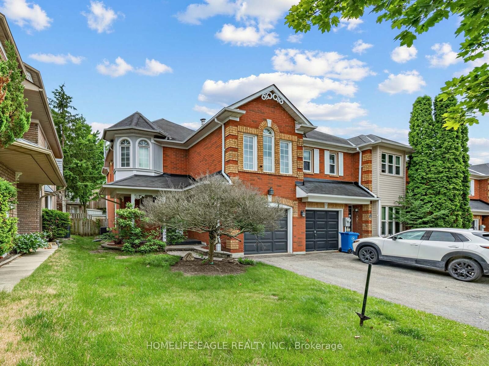 Property Photo: 101 Downey Circle ON L4G 7E8