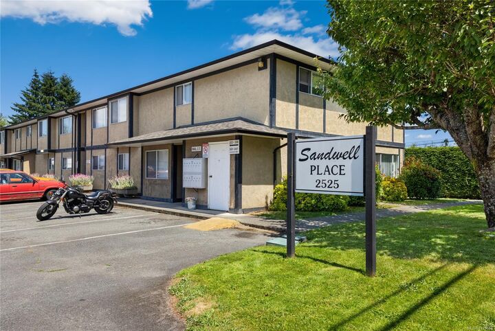 Property Photo: 2525 Dingwall St #304 BC V9L 2Y8