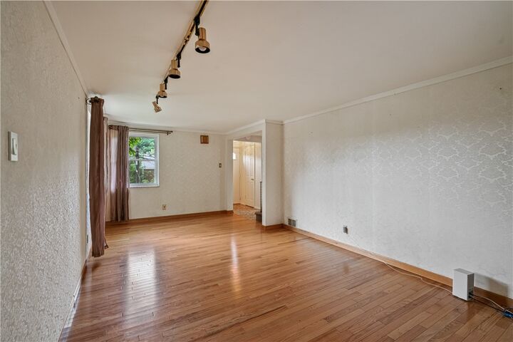 Property Photo: 3931 Boulevard Dr PA 15217
