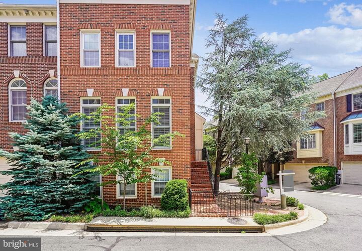 Property Photo: 4625 Knight Place VA 22311