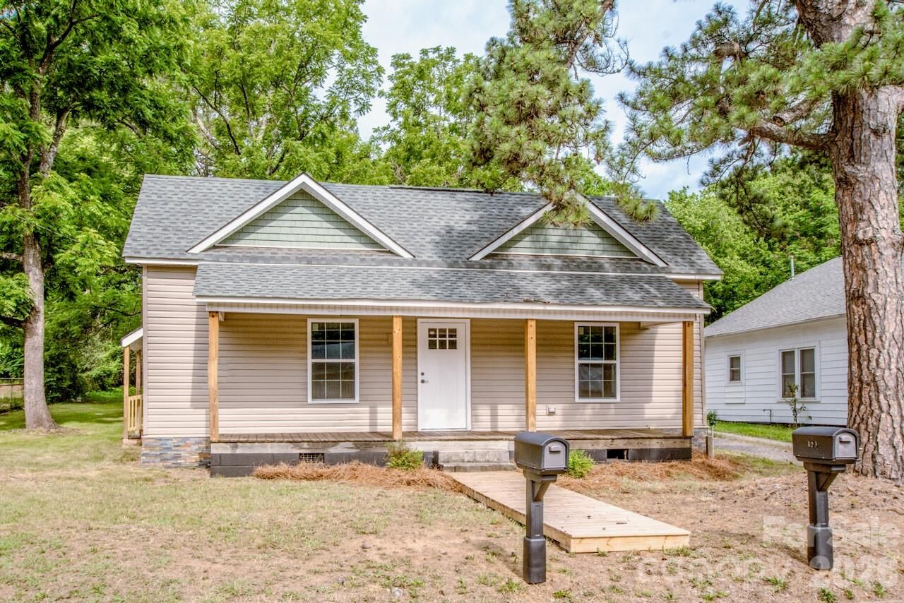 Property Photo: 421 N Oakland Avenue NC 28677