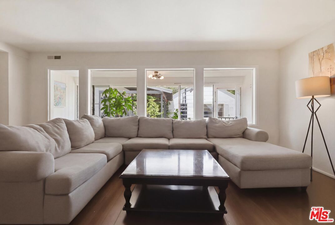 Property Photo:  11801 Rose Ave  CA 90066 
