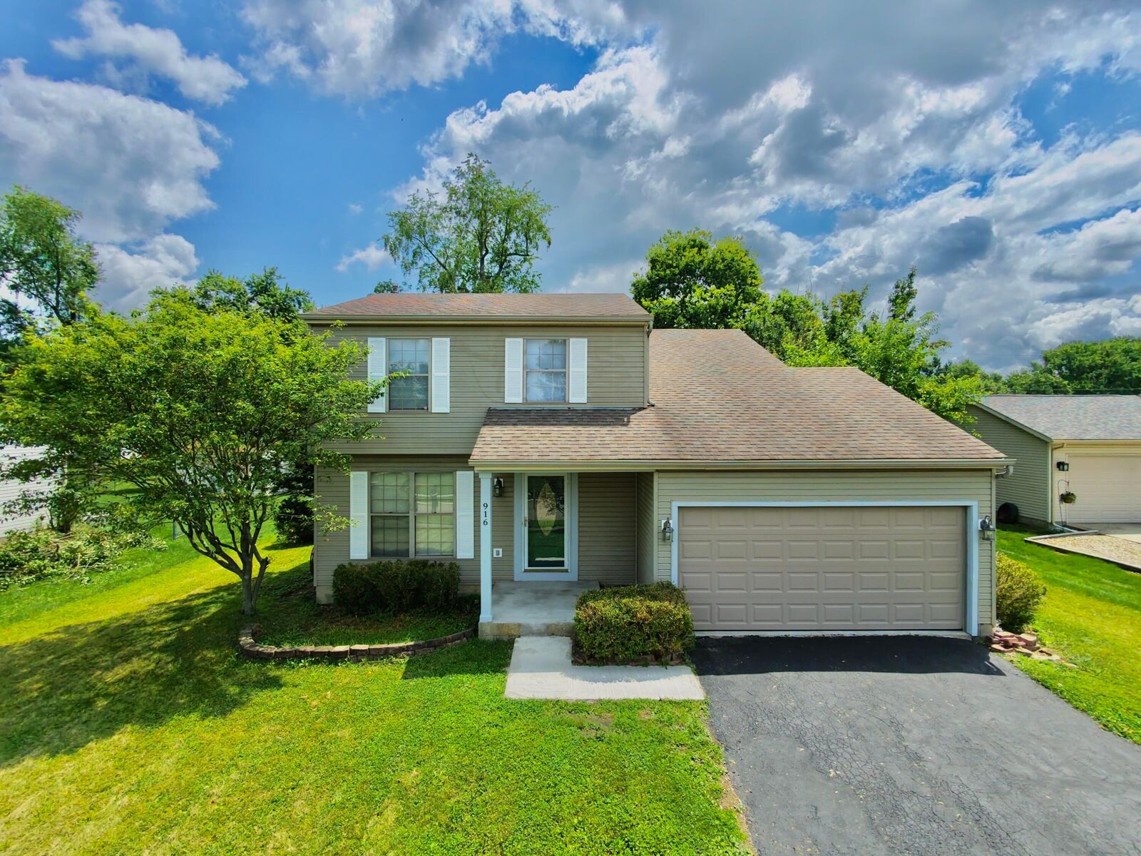 Property Photo: 916 Lateglow Court OH 43055