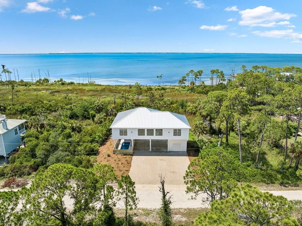 Property Photo: 1033 E Pine Ave FL 32328