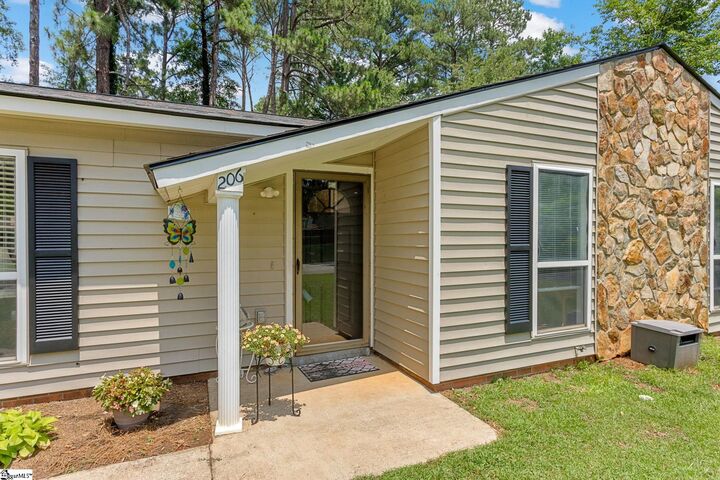 Property Photo:  206 Aberdeen Lane  SC 29307 