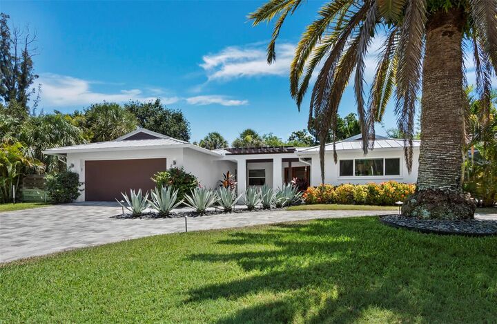 Property Photo:  622 Tropical Circle  FL 34242 
