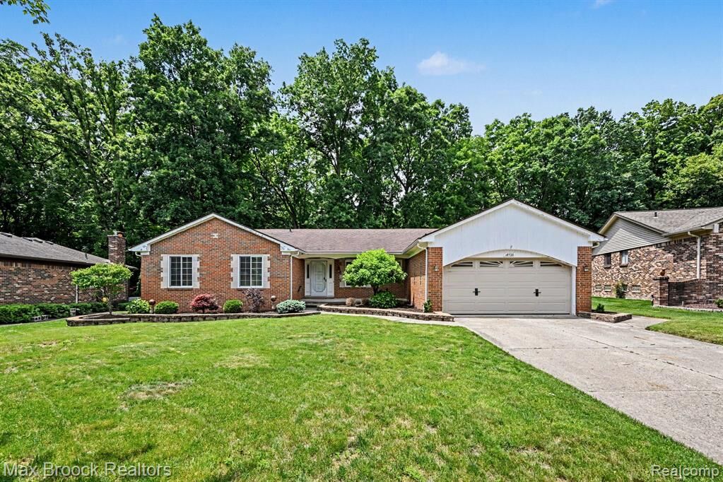 Property Photo:  18733 Yorkshire Drive  MI 48152 3344 