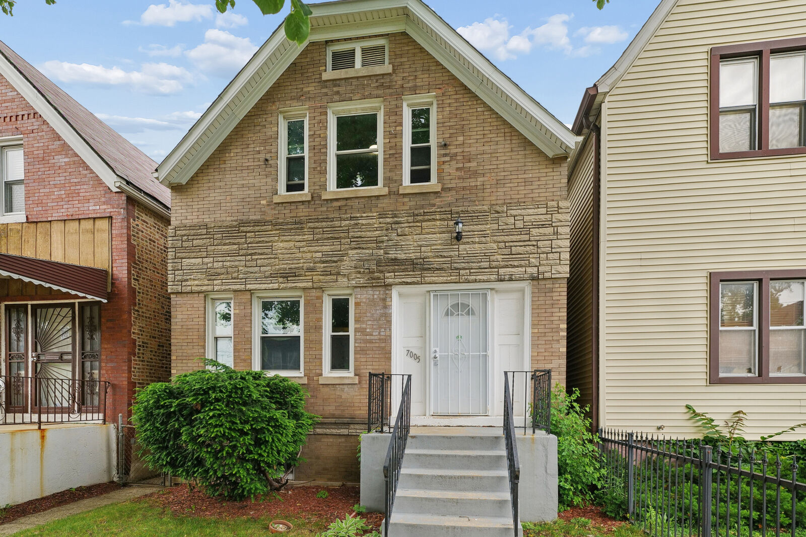 Property Photo: 7005 S Eberhart Avenue IL 60637