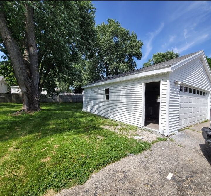 Property Photo: 826 Grove Street IL 60505