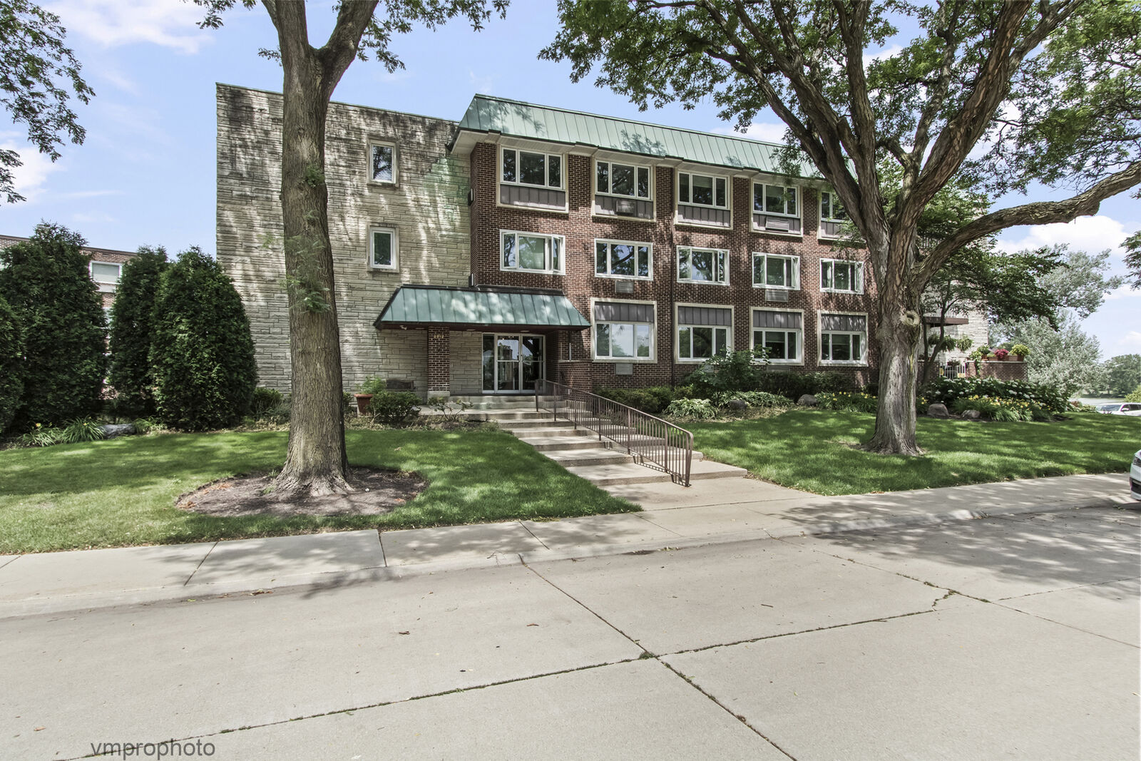 Property Photo:  2812 E Bel Aire Drive 303  IL 60004 