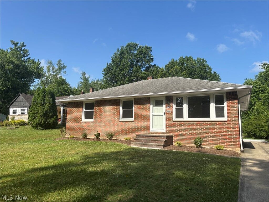 Property Photo: 1574 Sunview Road OH 44124