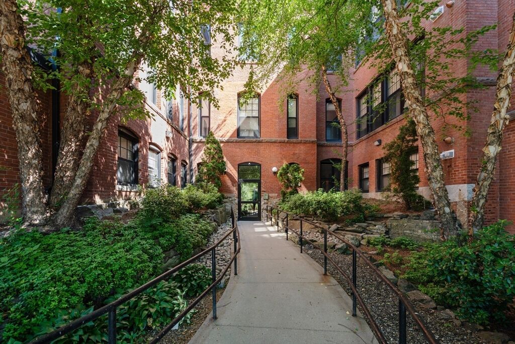 Property Photo: 28 Adams St 311 MA 01604