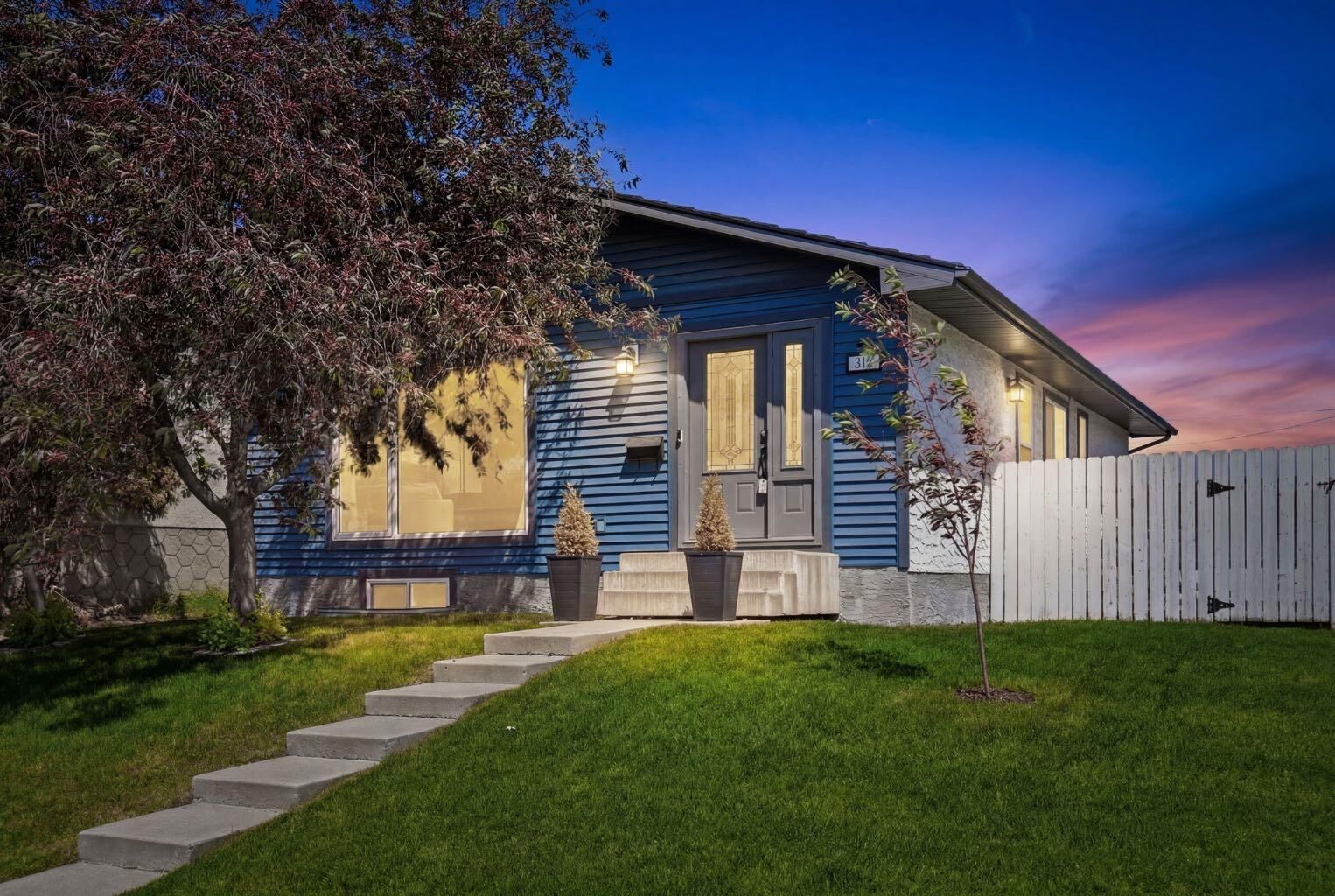 Property Photo:  312 Penworth Way SE  AB T2A 4G2 