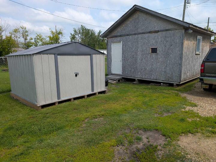 Property Photo: 4915 1 Street AB T0H 1G0