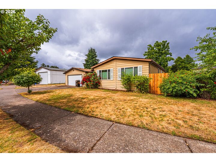 Property Photo:  3086 Stapp Dr  OR 97408 